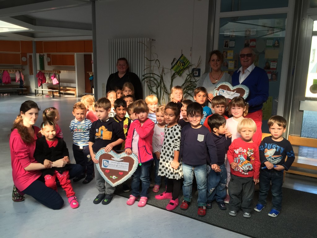 Anton Michl (1. Vorsitzender Gewerbeverein Erding), Angelika Stolzenberger (Kindergartenleitung Städt. Kindergarten) , Kinder und Mitarbeiterinnen des Kindergartens